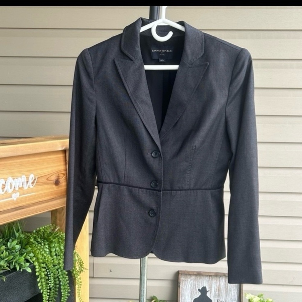 Banana Republic Classic Tailored  buttoned  charcoal gray jacket.       Size 4P